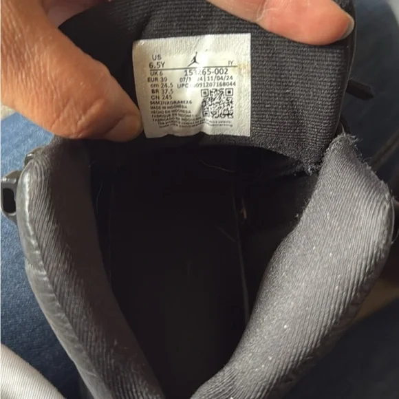 Nike Black and Red Sneakers - Picture 8 of 9